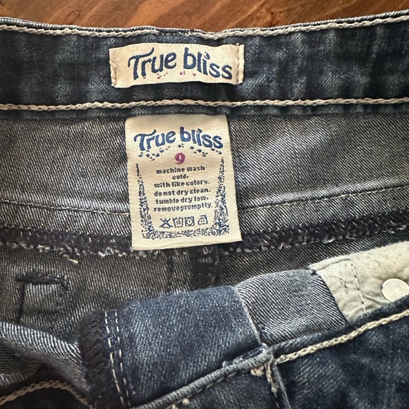 Size 9 True Bliss Denim Shorts - Picture 3 of 3